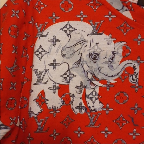 Red Lui V shirt ❗️fits like M or S contrary to what the tag says - Picture 3 of 8